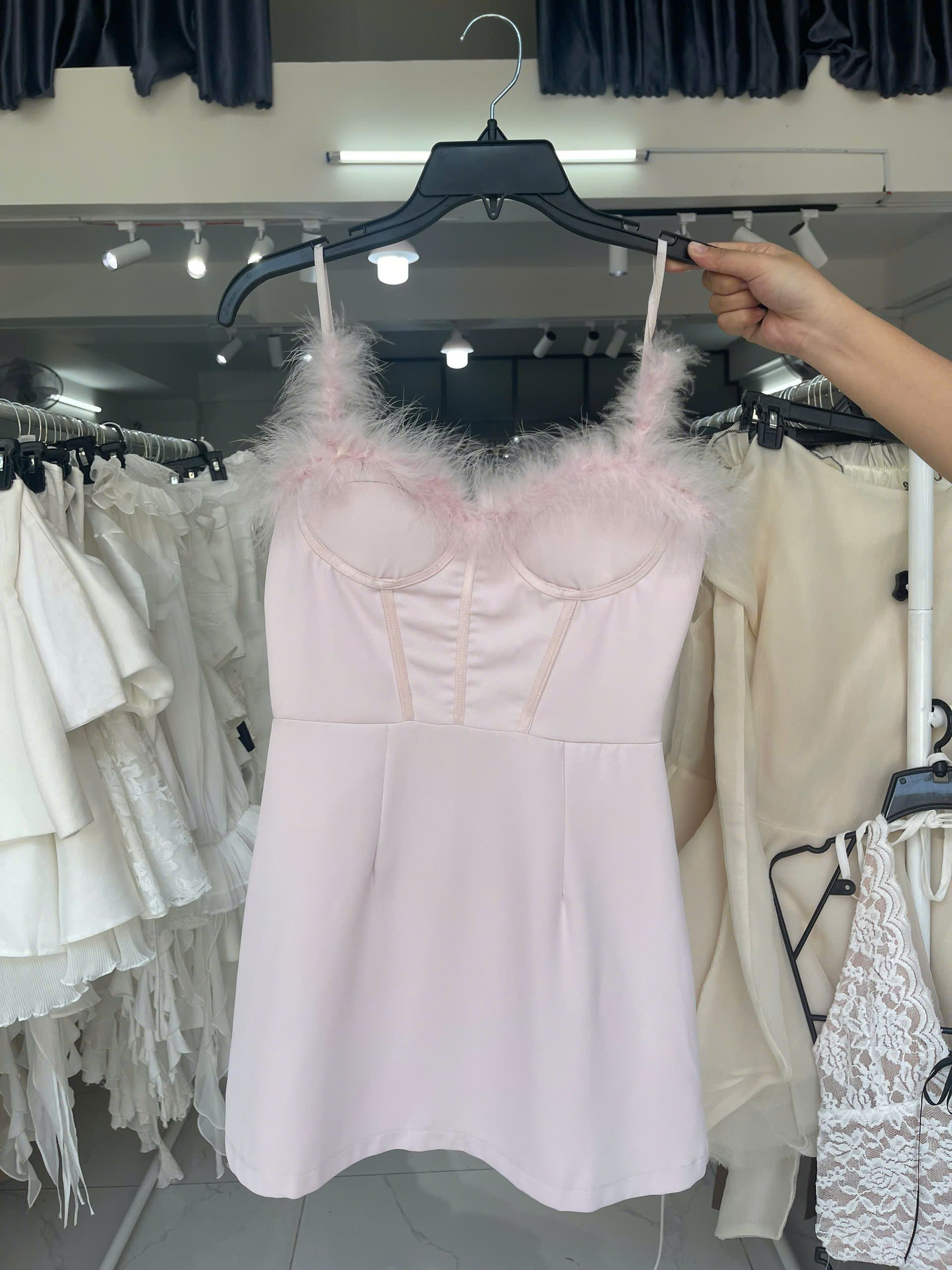 Đầm hồng 2 dây lông - Size S - 99k S