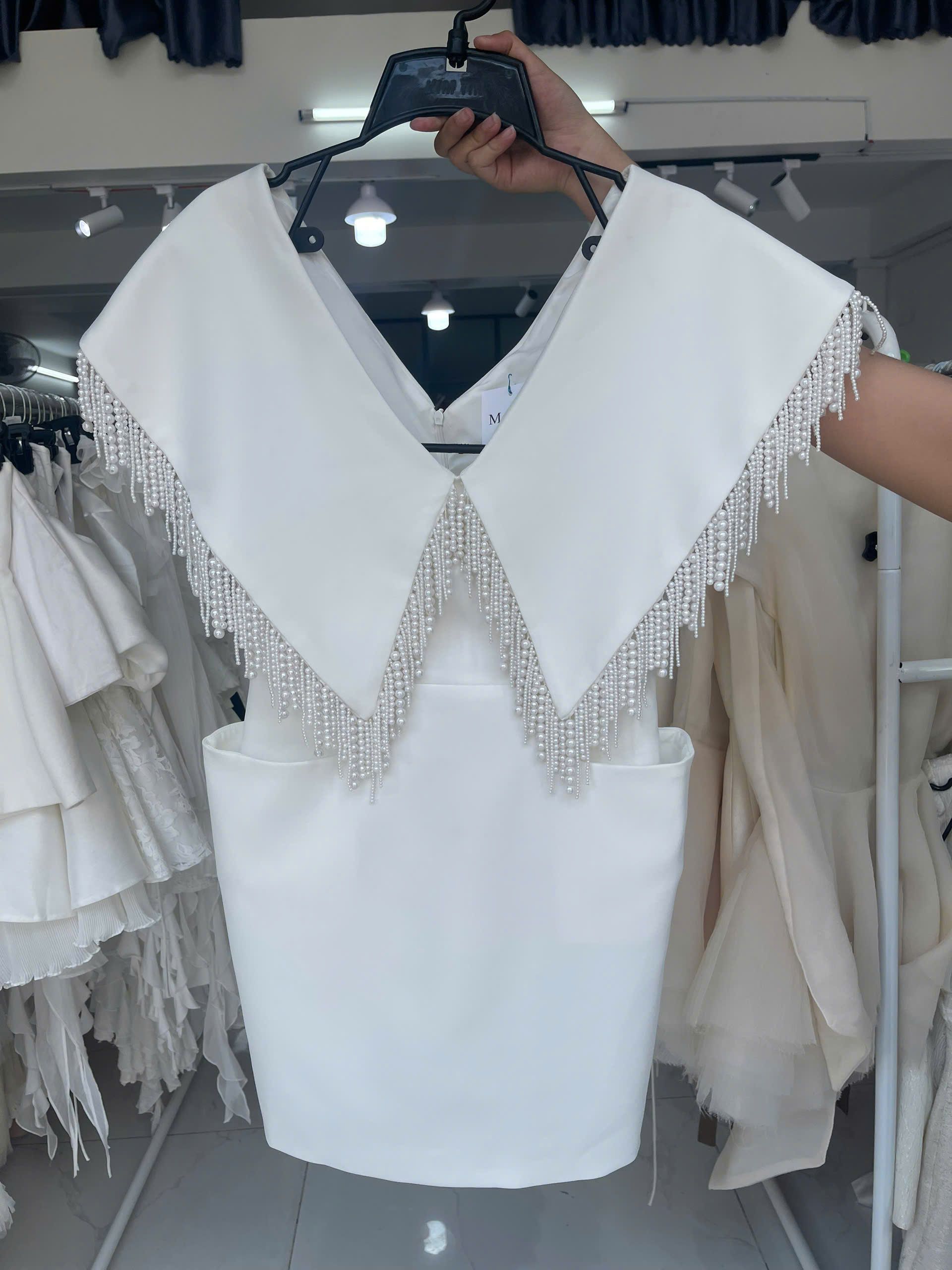 Đầm cổ V - Size M - 149K M